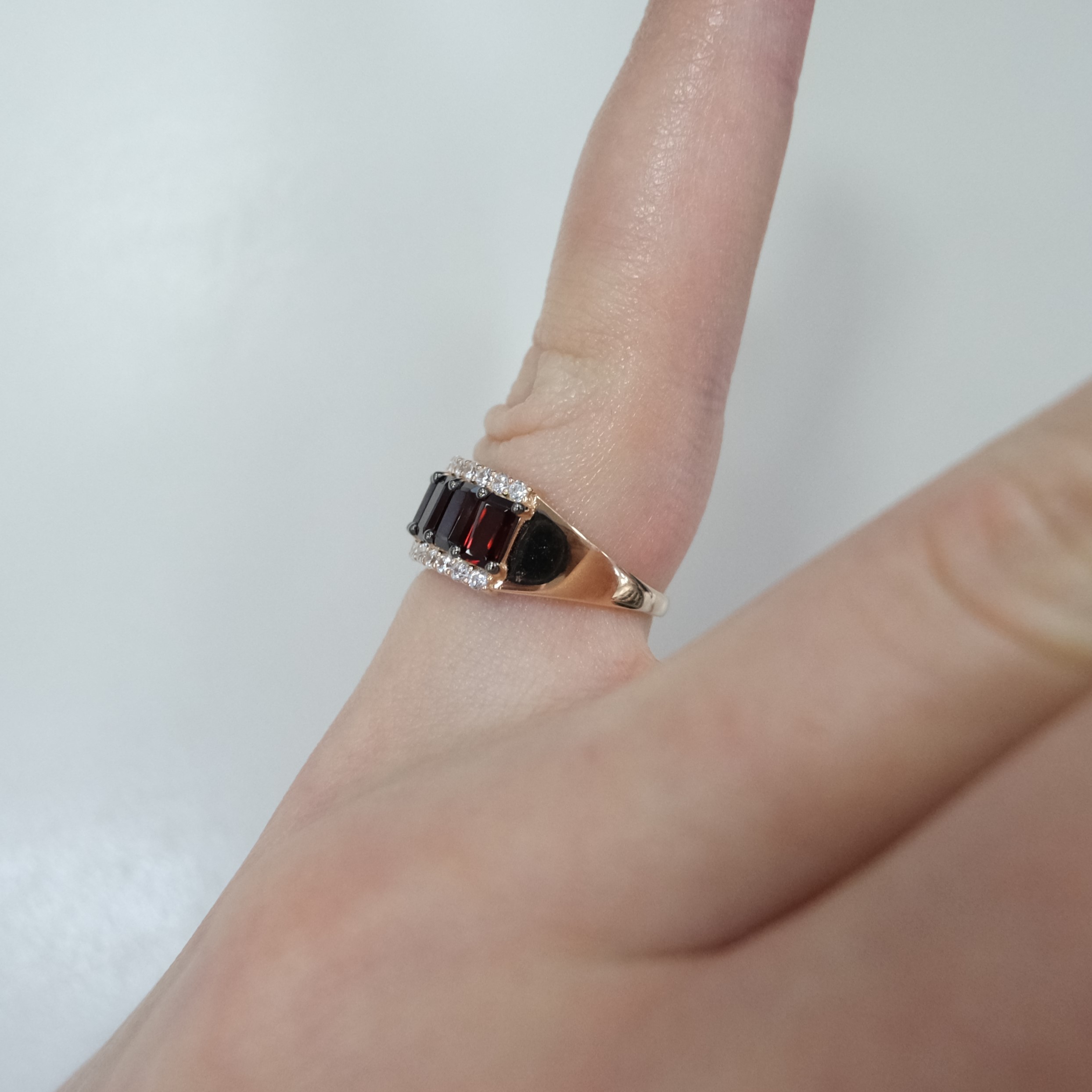 Серебряное кольцо с гранатами